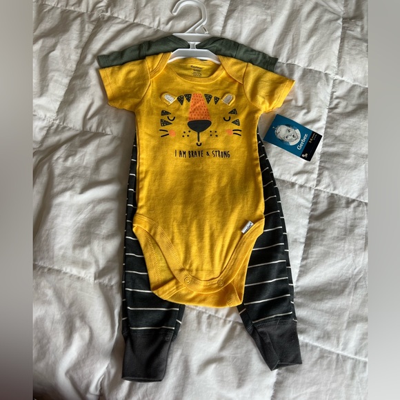 NWT Gerber Baby onesie set - two onesies, one pair of pants size: 3-6 mo - Picture 2 of 4